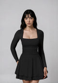 Plissee-Kleid mit eckigem Ausschnitt
