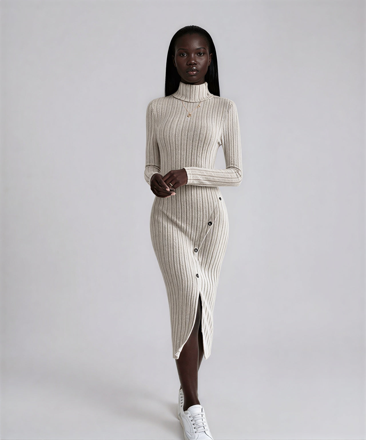 Rippenstrick-Kleid mit hohem Kragen und langen Ärmeln