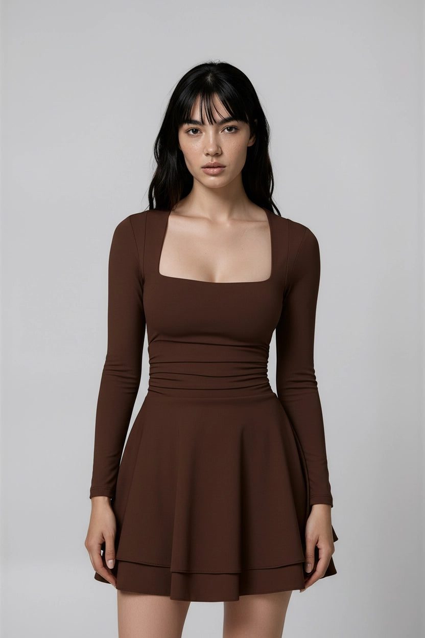 Plissee-Kleid mit eckigem Ausschnitt