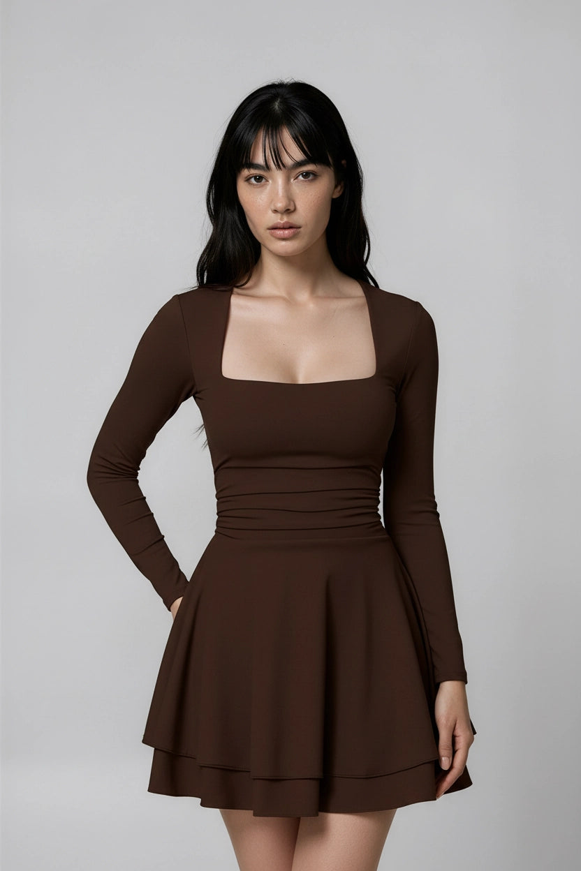 Plissee-Kleid mit eckigem Ausschnitt