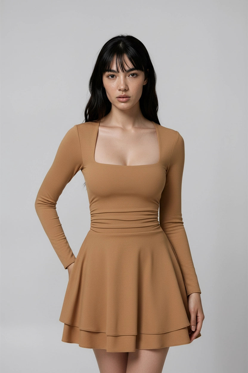 Plissee-Kleid mit eckigem Ausschnitt