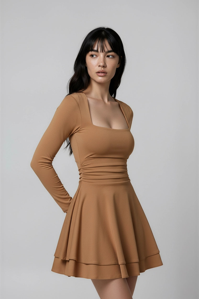 Plissee-Kleid mit eckigem Ausschnitt