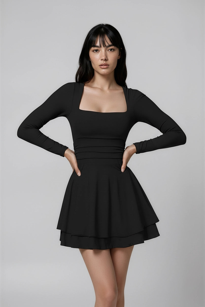 Plissee-Kleid mit eckigem Ausschnitt