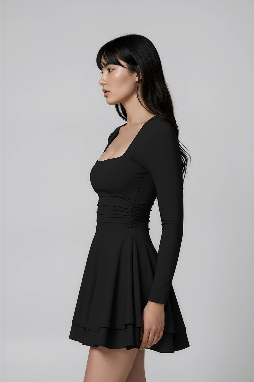 Plissee-Kleid mit eckigem Ausschnitt