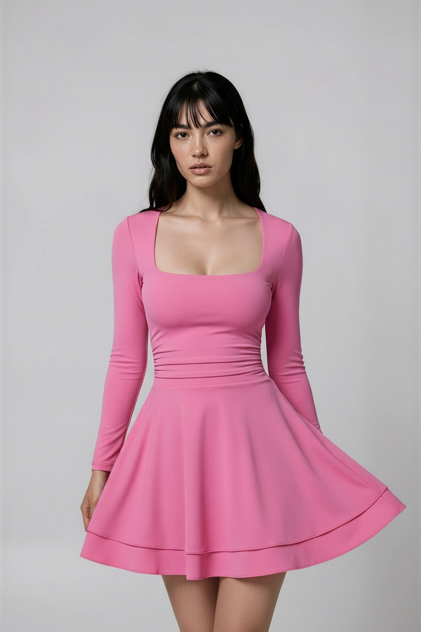 Plissee-Kleid mit eckigem Ausschnitt