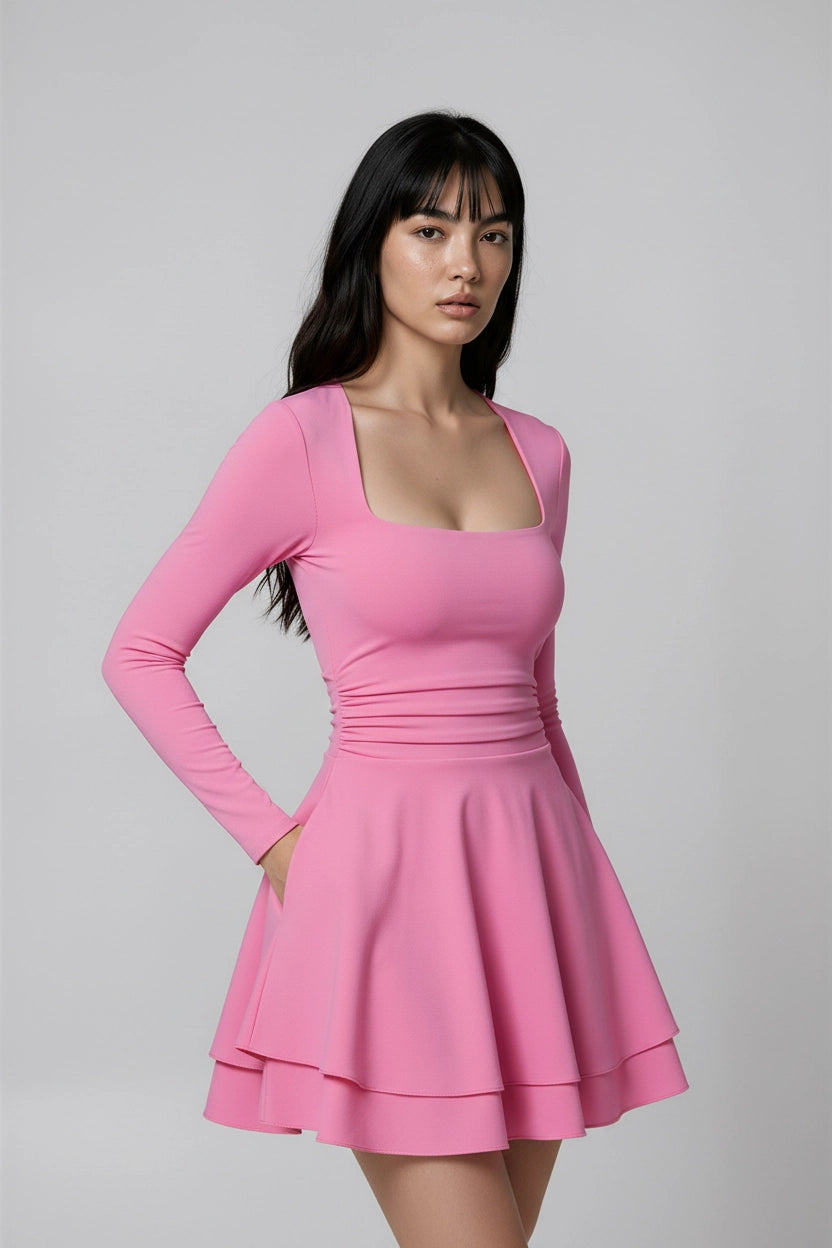 Plissee-Kleid mit eckigem Ausschnitt