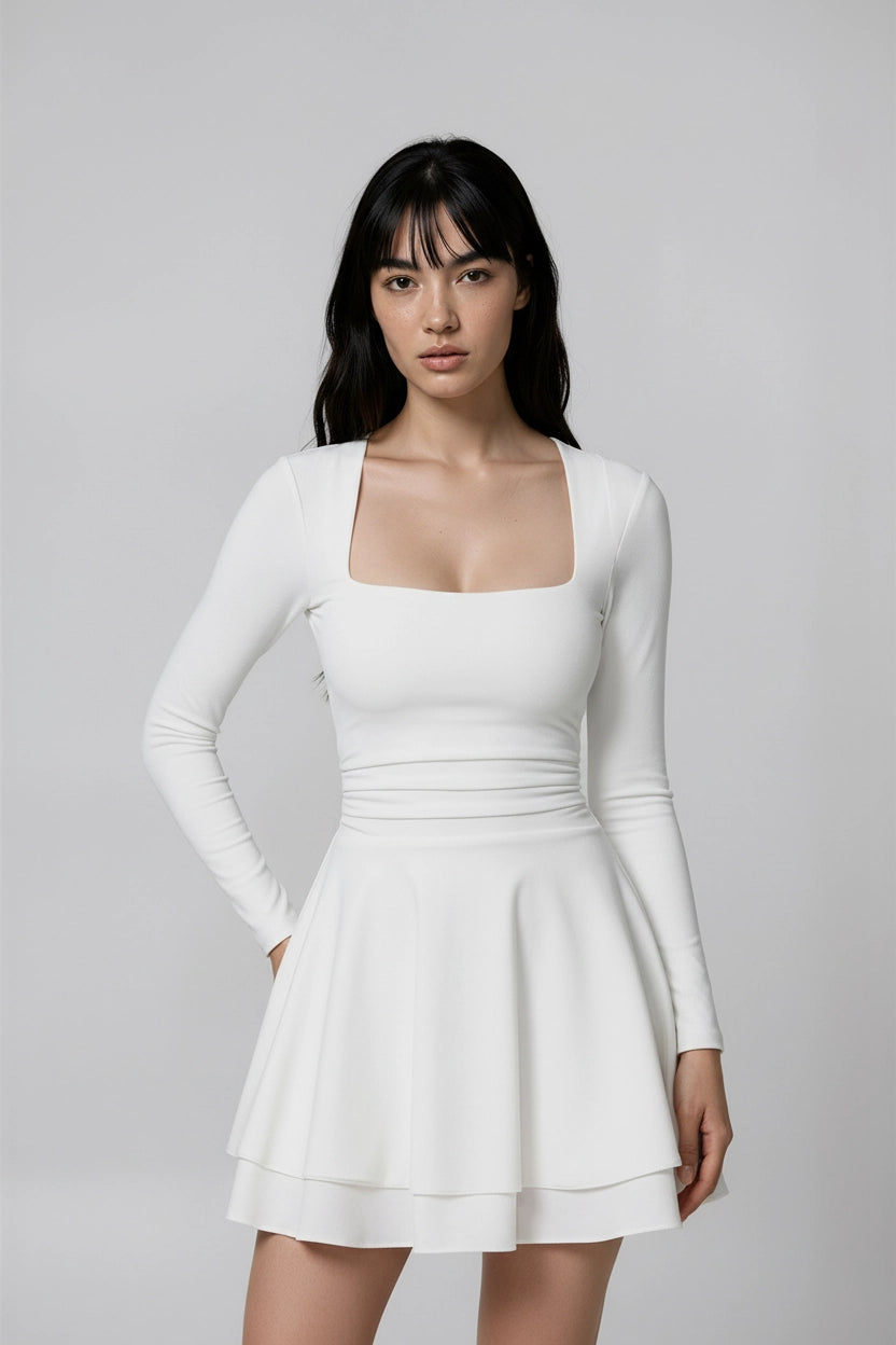 Plissee-Kleid mit eckigem Ausschnitt